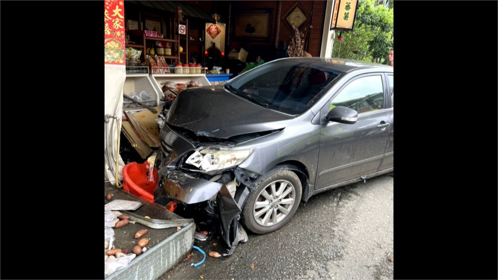 驚悚車禍！男疑疲勞駕車高速撞特產行　2員工多處骨折