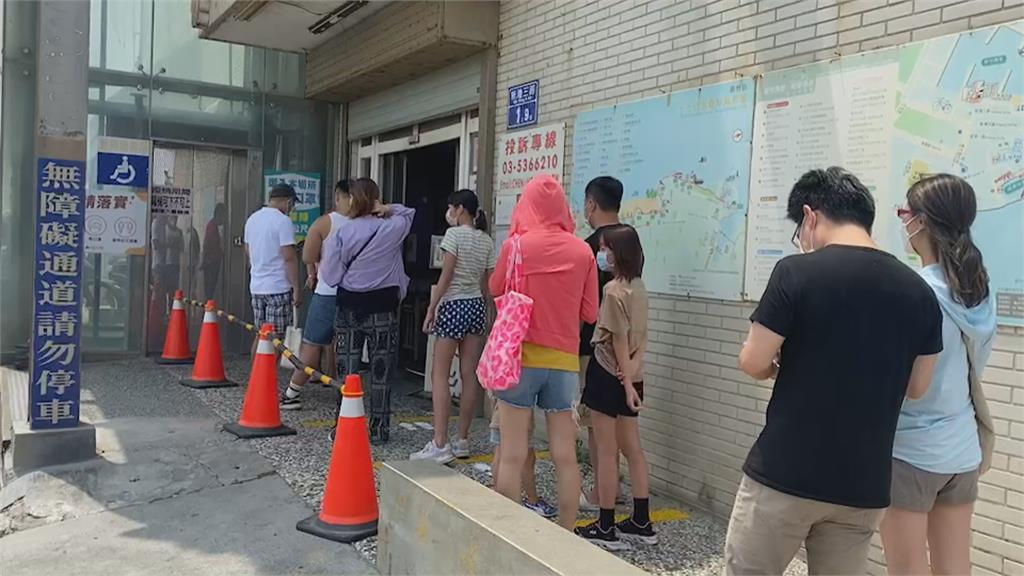 民眾自行解封? 竹圍漁港、南寮漁港人潮再現