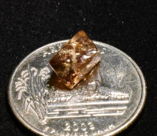 他隨手撿「糖果紙」驚覺是3.81克拉大鑽石！園方曝1關鍵因素：4月是…