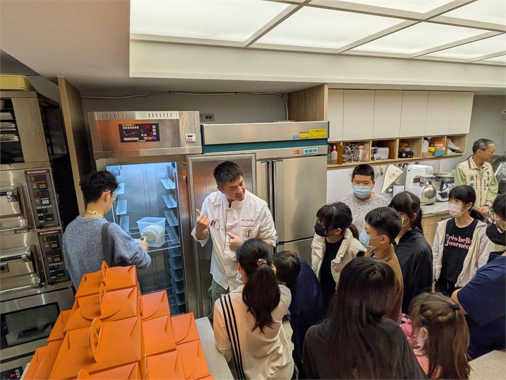 南市府攜手民間傳遞溫暖　弱勢兒少品嘗世界冠軍麵包