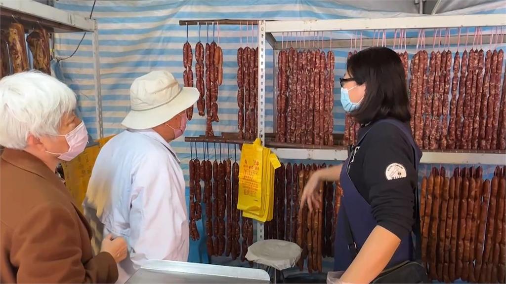 台南年貨大街擠爆！　　重現眷村美食特色　臘肉日賣千斤