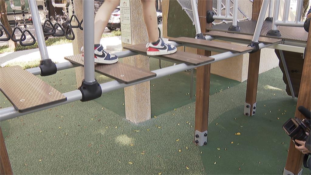 為了給孩童挑戰?天壽公園吊橋遊具縫隙太大 家長控:每天至少一位孩童摔下來