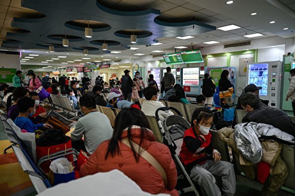 中國疫情升...火葬場又爆滿!醫院再現「隨地倒」景象 當局急推一動作