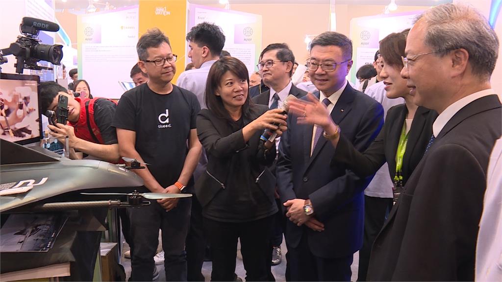 陪卓榮泰逛台北國際電腦展 童子賢建議新政府:調整能源政策