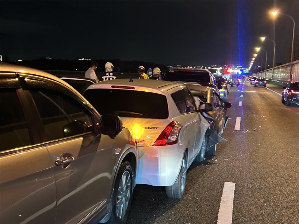 最新／10車追撞釀3傷！國1五楊高架橋連環車禍　誇張畫面曝光