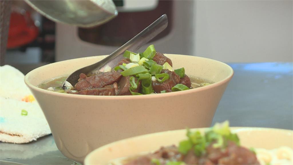 吃知名牛肉麵店不滿「麵沒熟」 醉漢頻嗆「叫你媽媽出來面對」
