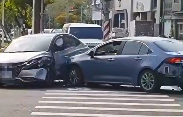 最新／什麼「撞」況？提醒「右轉沒打燈」竟遭猛撞　高雄街頭化身現實版GTA