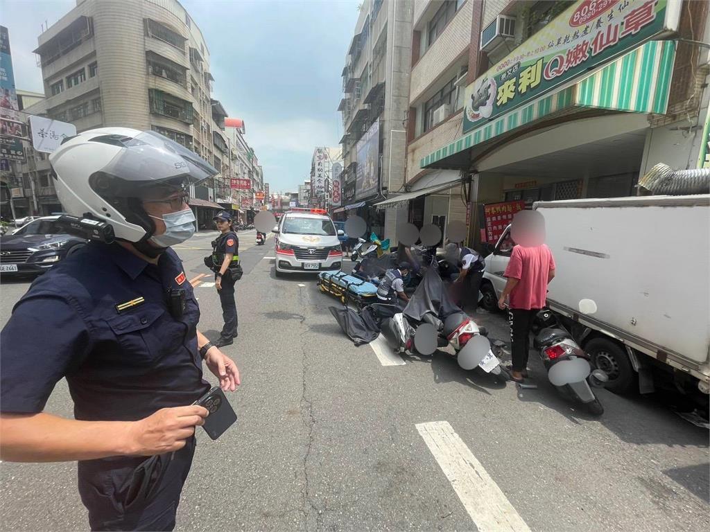 快新聞／開車途中昏迷！高雄小貨車突偏移自撞　路邊機車「整排倒」畫面曝