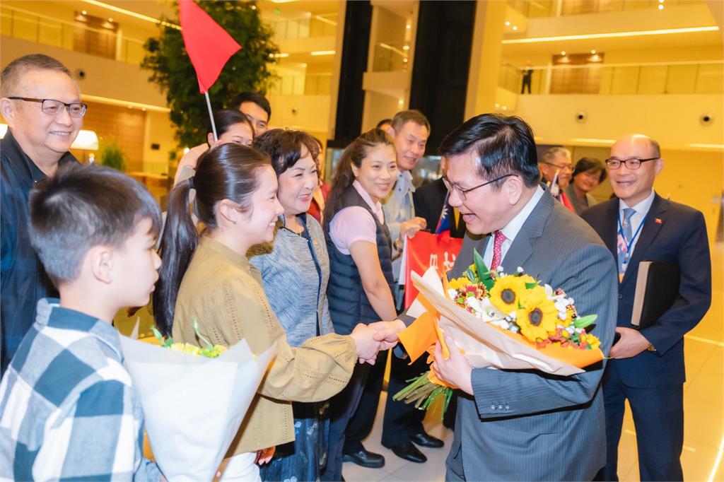 快新聞/33小時長途航行!林佳龍率團飛抵巴拉圭 當地主流媒體密切關注