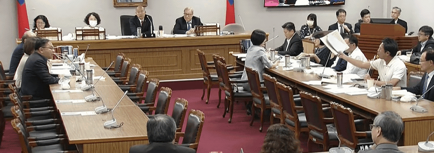 王義川怒炸「1句斷招」黃國昌國會咆哮!老師「抖一大下」網狂重播:被嚇到石化