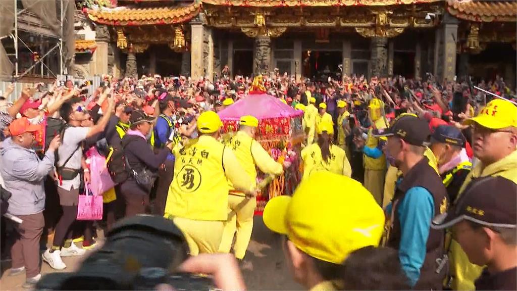 大甲媽八人抬轎如「貴婦出巡」　死忠鐵粉相隨