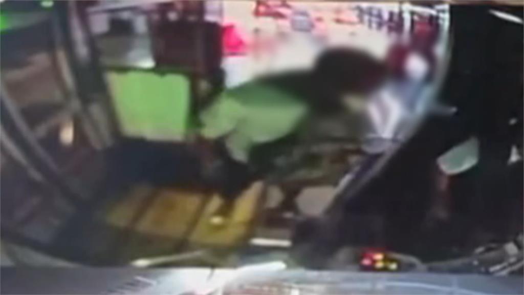 誇張！搭車不付錢還打司機　公車不開門警「甕中捉鱉」
