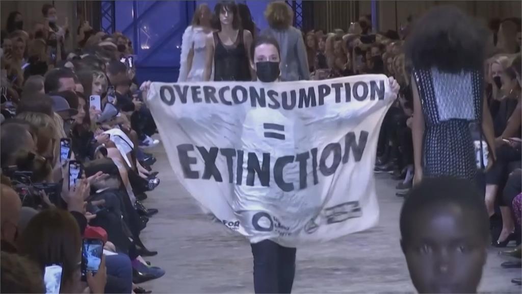 亂入LV時裝秀！環保人士舉抗議布條衝伸展台