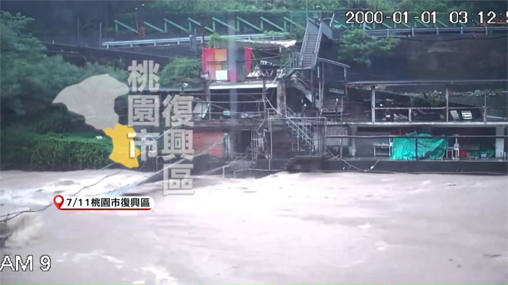 桃園復興主要道路大面積崩塌　落石掉落砸住宅車輛