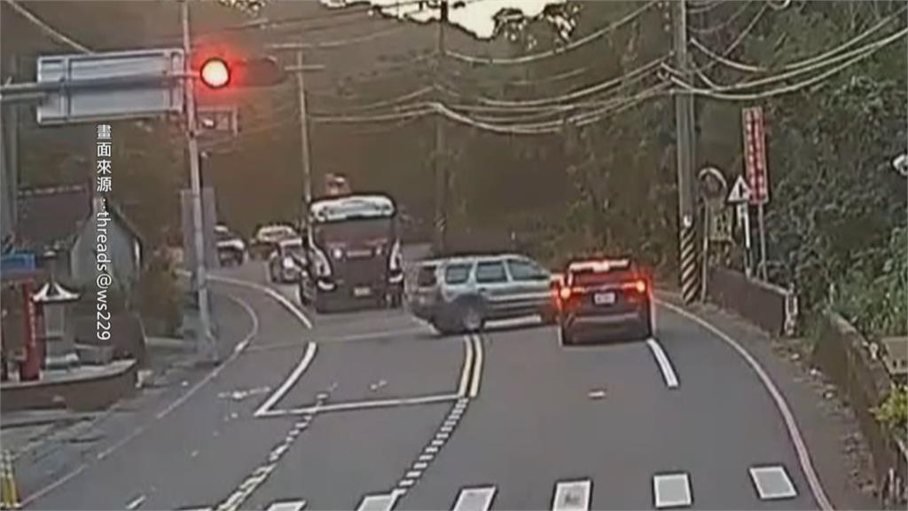阿公酒駕 ! 自撞護欄「車子冒煙」 老伴滿頭血.金孫嚇壞