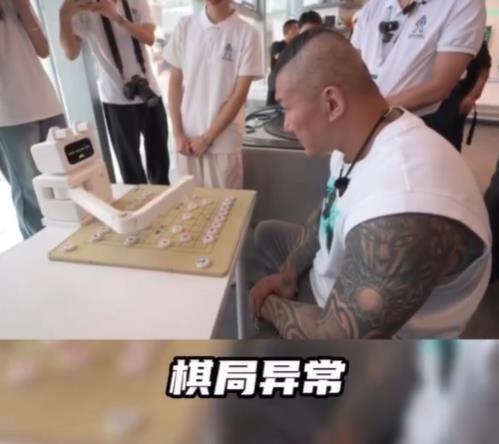 館長中國行「又尷尬了」!才讚深圳科技「與機器人下棋」當機狂跳針