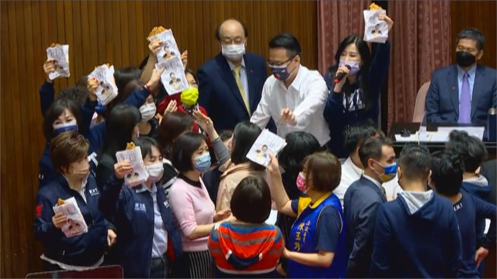 快新聞/國民黨拿雞排包圍王美花 怒喊「院長道歉,部長下台」