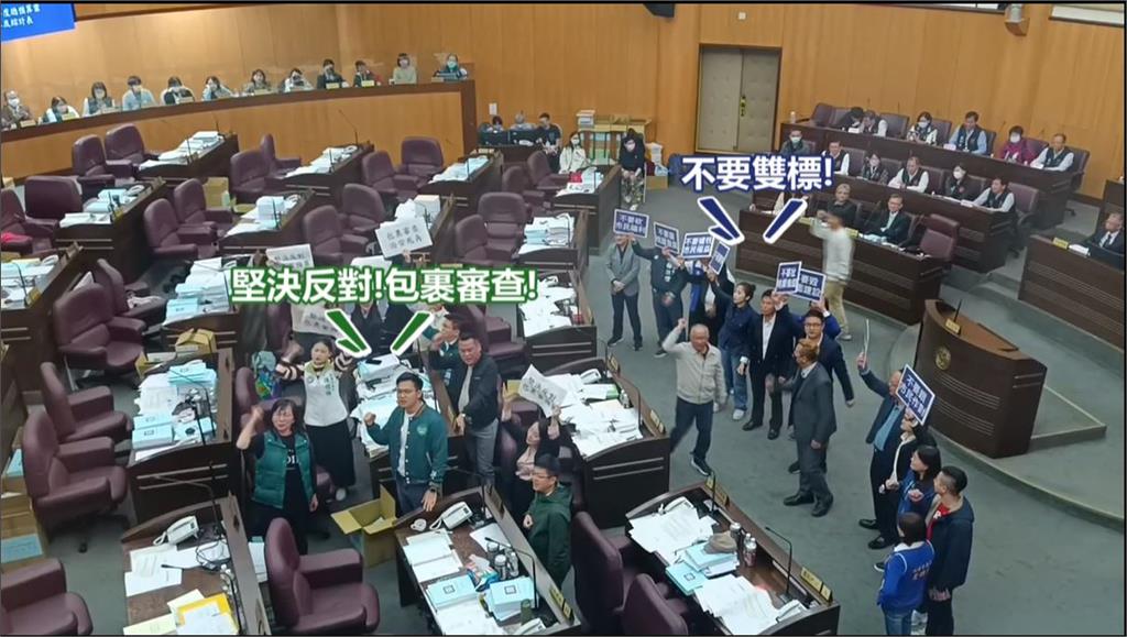 桃市區公所預算審查「類包裹」爆爭議 藍綠議員舉牌互槓