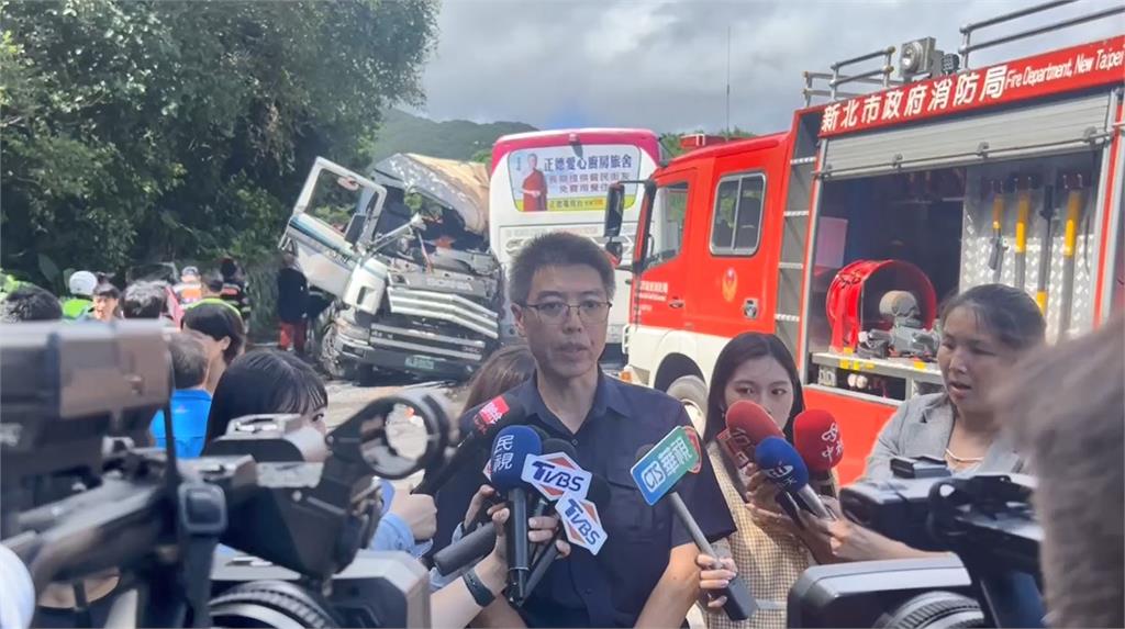 快新聞/萬里滿載鋼條大貨車撞客運1死14傷 警方初判釀禍原因曝