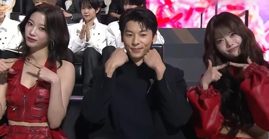 許光漢金唱片頒獎「三語言」切換 合體LE SSERAFIM跳「撒嬌舞」畫面超萌