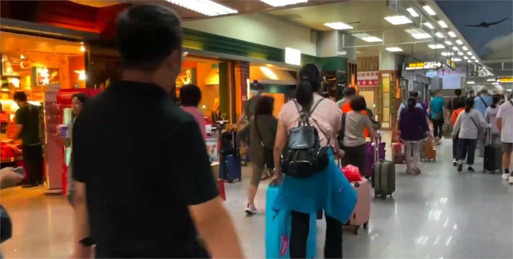 快新聞／凱米掃過！金門對外交通一度中斷　機場「超過上千人」滯留畫面曝