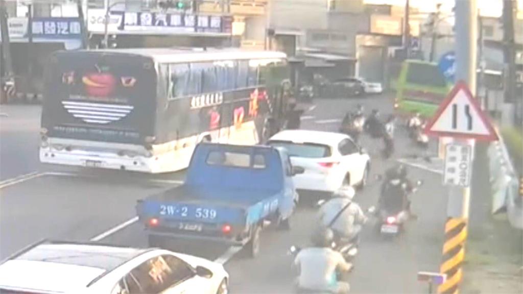 嘉義校車司機「不適硬撐危駕1.7公里」　學生一舉動救了全車