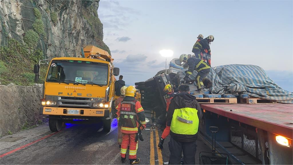 快新聞／台2線驚傳3曳引車連環撞！翻覆衝對向　1人失去呼吸心跳