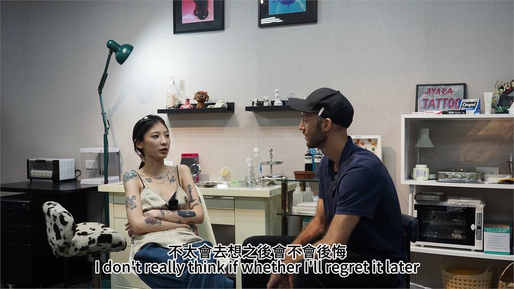 女刺青師為紀念紋身 曝警察父反應:表達在家庭裡的自由