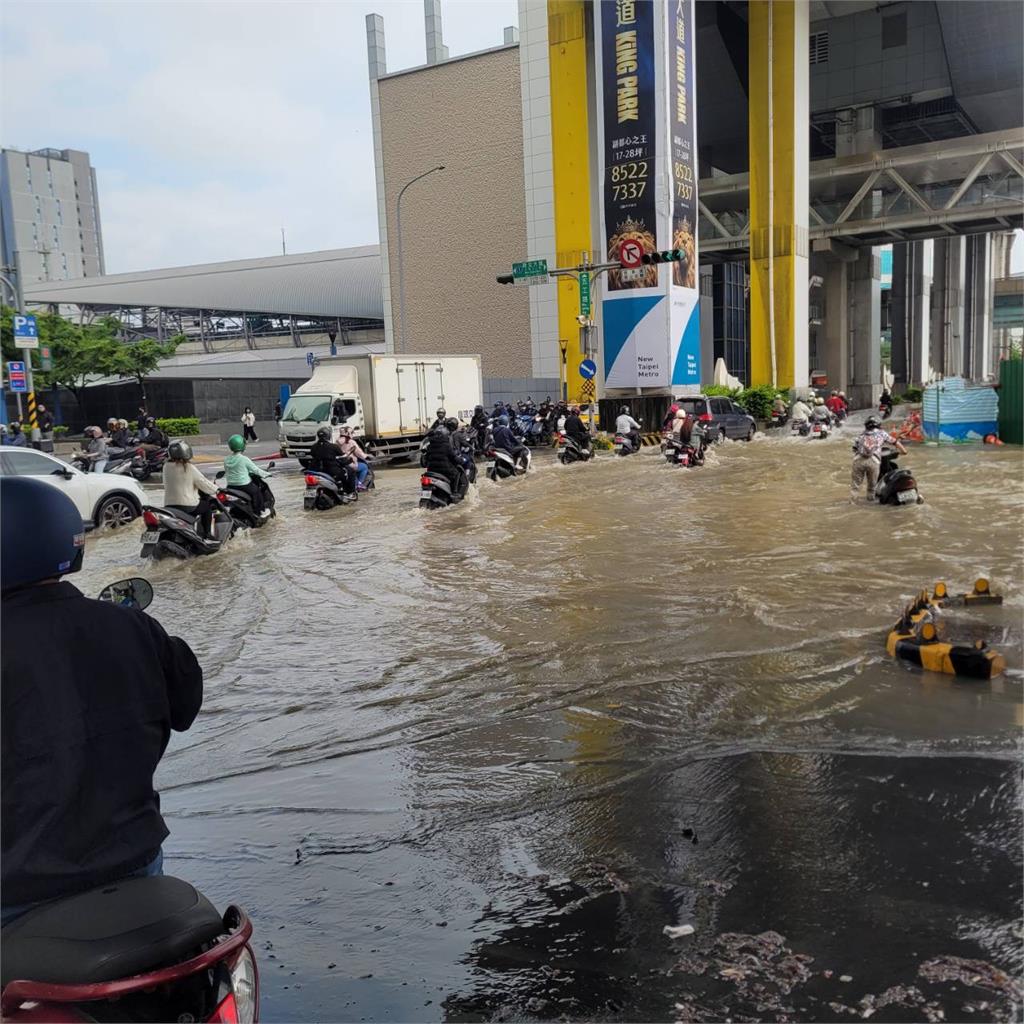 快新聞／上班注意！新北大道、思源路口「嚴重積淹水」原因曝光