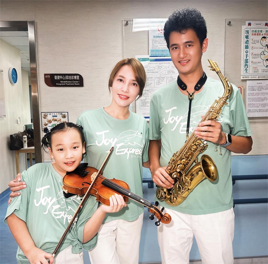 李沛綾《豆腐媽媽》放暑假不休息!兒吹薩克斯風、女兒拉小提琴陪做公益