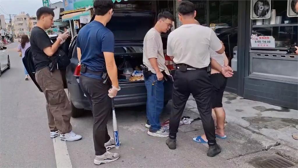 藥頭遇警盤查企圖逃逸　偵防車正面衝撞、警亮槍逮人