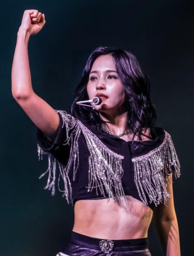 周子瑜最美隊友　Mina中空裝一抬手「巧克力腹肌」網瘋狂：太強了！