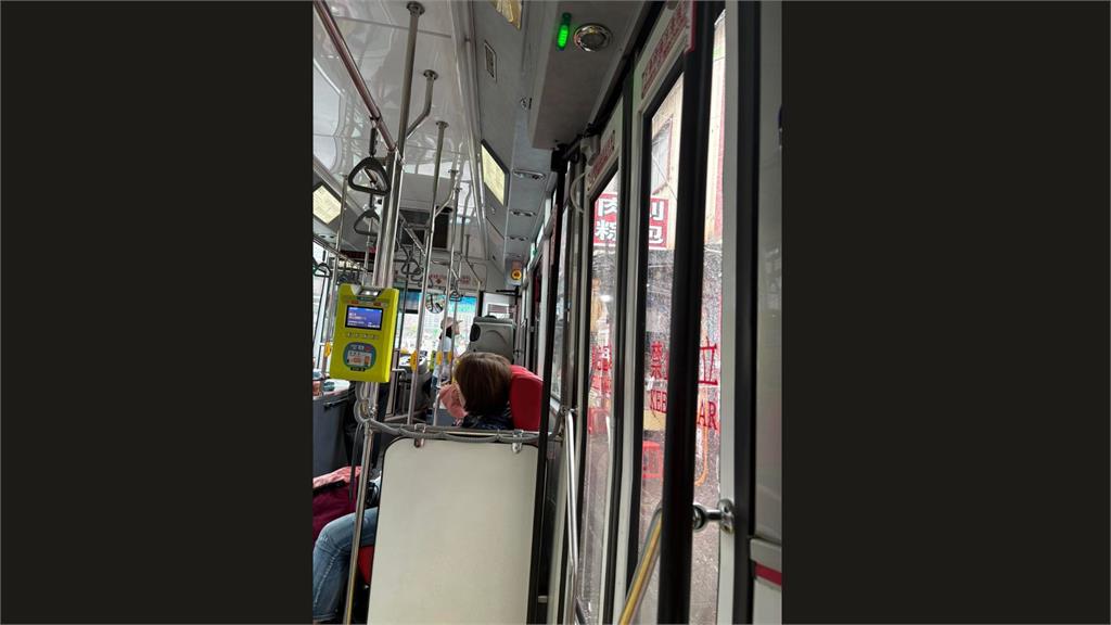 公車司機臨停下車買刈包！全車乘客「集體跟上」網笑瘋：台人感染力太強