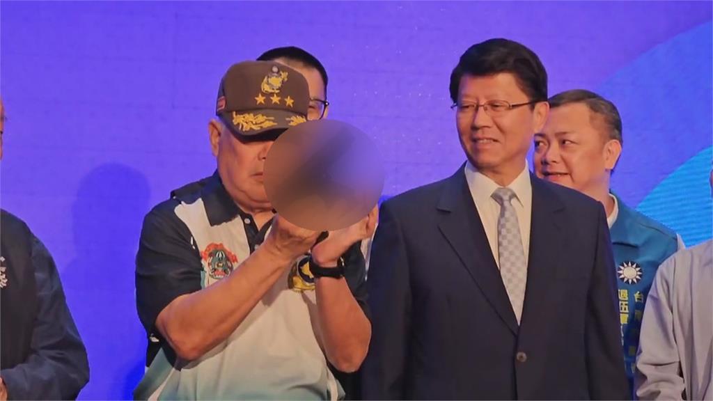 快新聞／藍營副主席挺謝龍介竟送「手槍」？慫恿開槍尷尬畫面全曝光