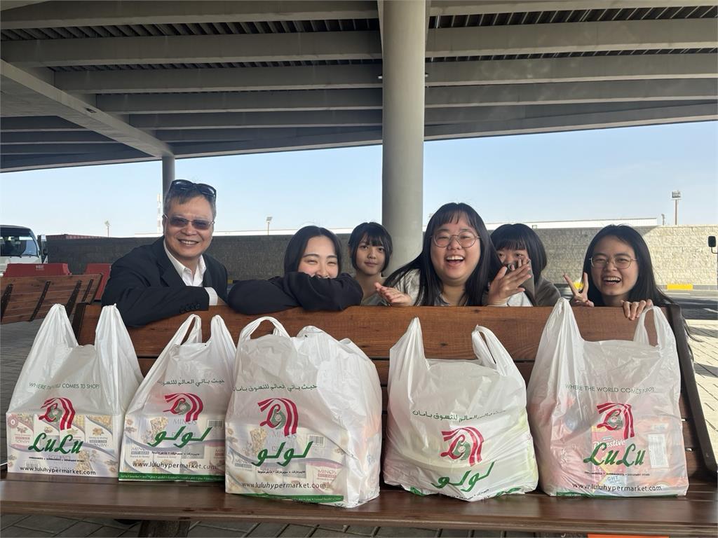 快新聞／遠距上課又逢齋戒月　駐科威特代表處探視台生送物資