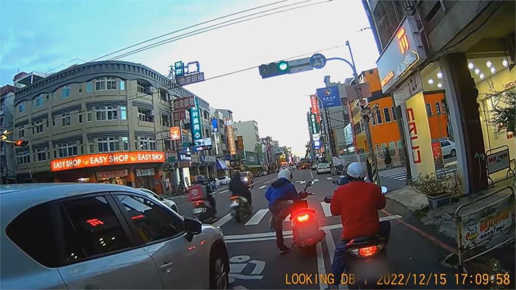 檢舉達人不演了!遇4輪壓「機車停等區」下車開拍 網酸:假借正義