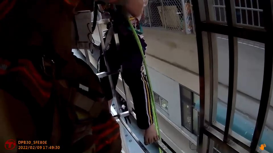 快新聞／學「蜘蛛人」爬窗要救反鎖房間2歲弟　15歲少女受困3樓冷氣機上