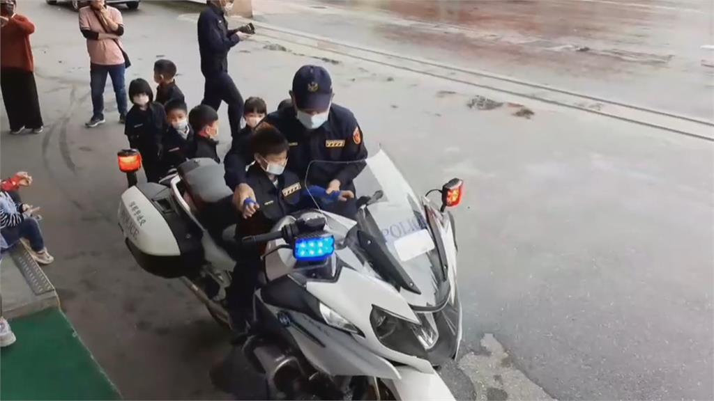 花蓮「小小警察」體驗　霹靂小組大秀單車特技