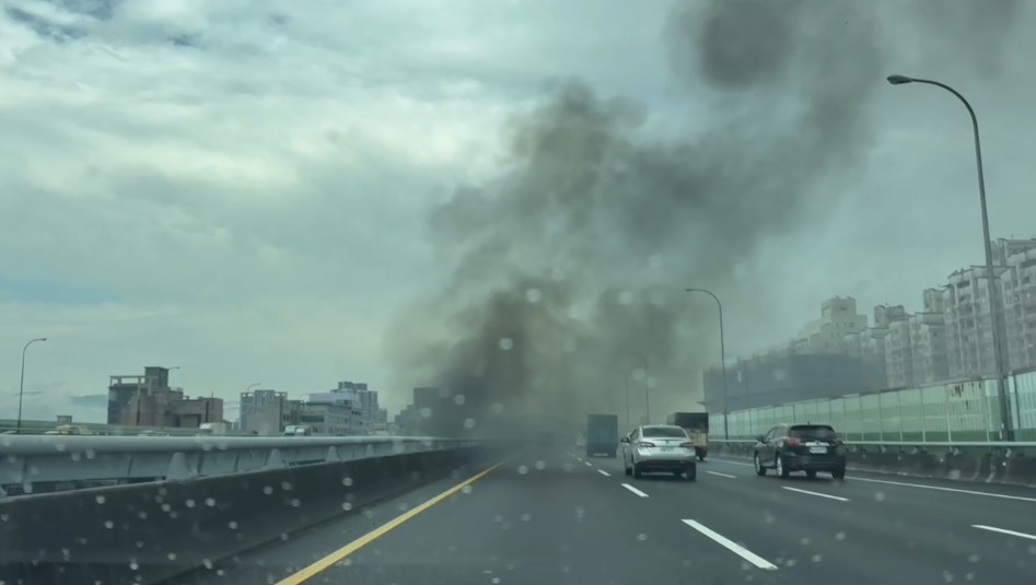 快新聞/國1北上濃煙直竄天際! 貨櫃車煞車過熱起火燃燒