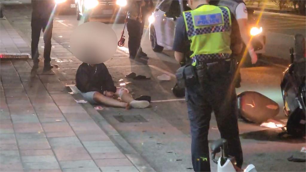 誇張！騎士酒駕撞路停機車　肇事機車翻兩圈倒立路旁