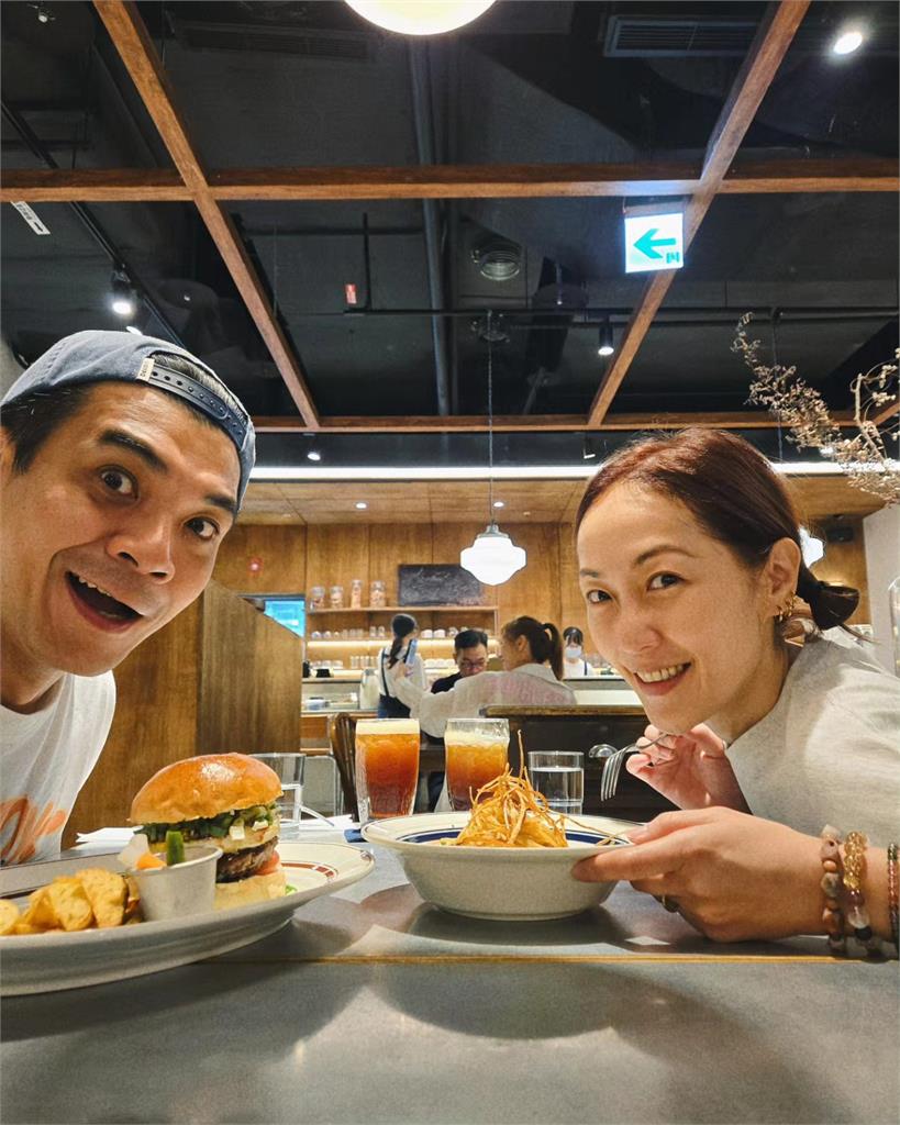 男星曬「飯店排隊照」問:誰說沒人國旅?內行一看曝真相:單純只是...