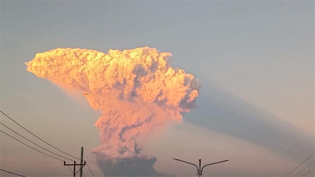 印尼火山再噴發!「灰雲衝11公里高空」 飛峇里島37航班停飛