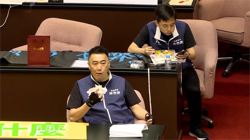 韓國瑜要求質詢穿正裝 綠委酸:審法隨便但穿衣認真