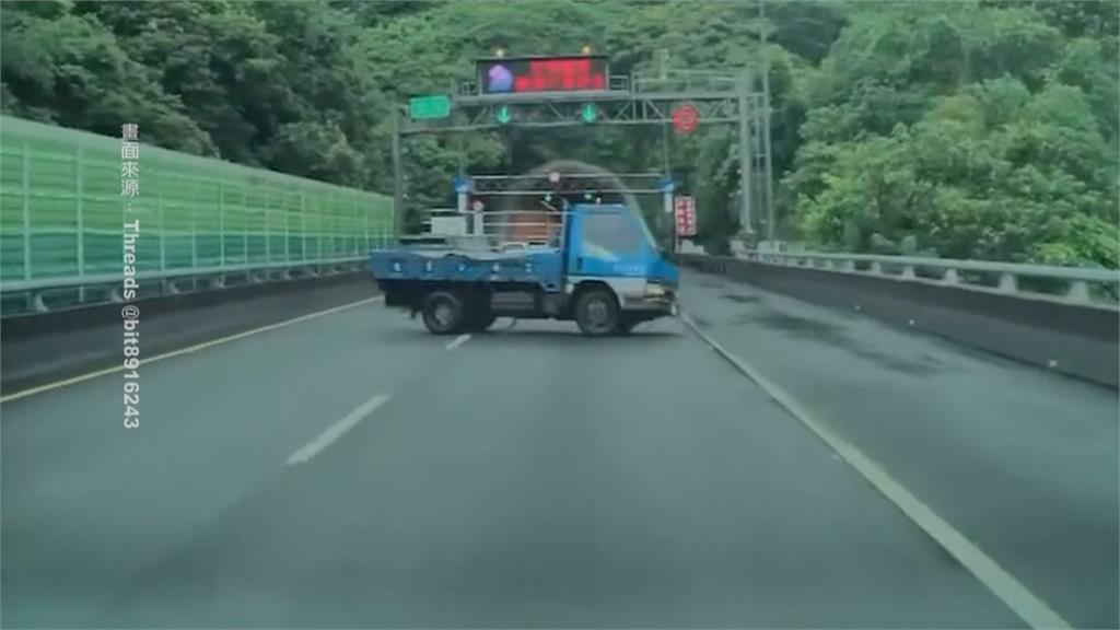 國道打滑！貨車突大迴轉　後方駕駛急煞險「對撞」