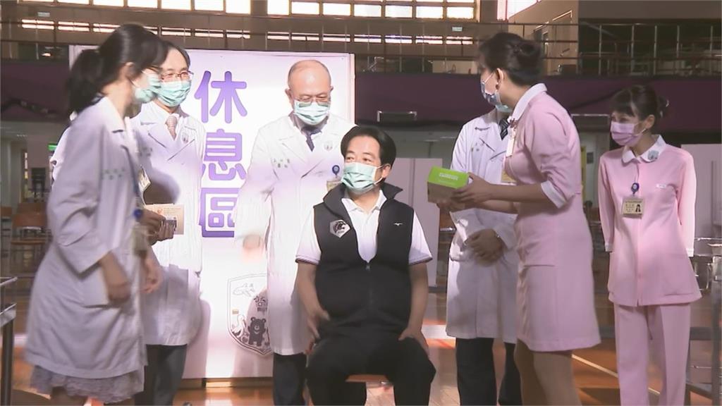 快新聞／賴清德打完第2劑高端秀黃卡　獲限量紀念貼紙讚：這個很棒