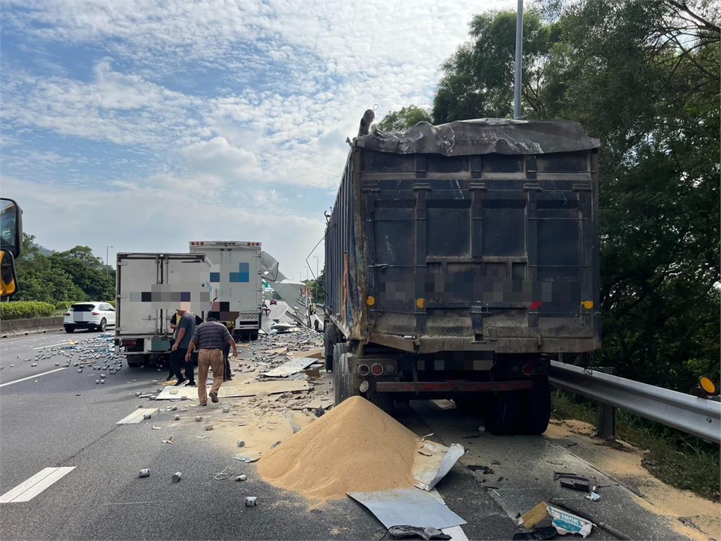 巨大撞擊!飲料罐全噴飛 散落國道掉滿地釀回堵