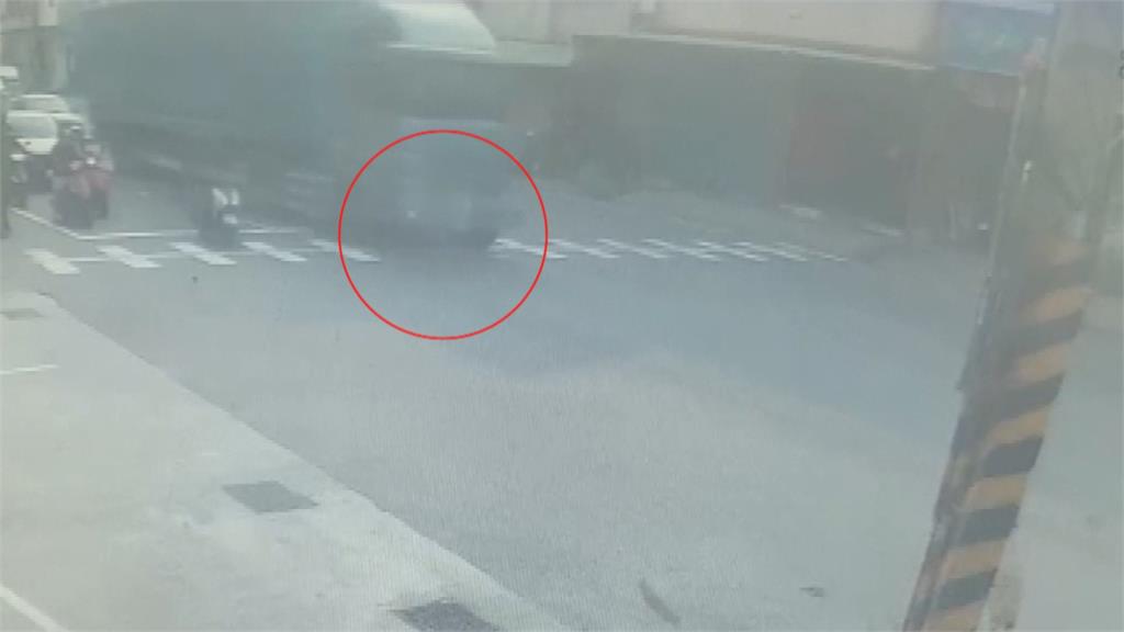 彰化死亡車禍！七旬婦闖紅燈遭曳引車輾斃　駕駛獲判無罪