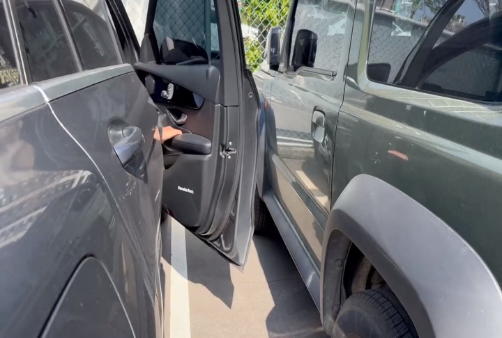 停在停車場車門卻多出一個洞？　藝人香蕉發文盼「他」出面負責