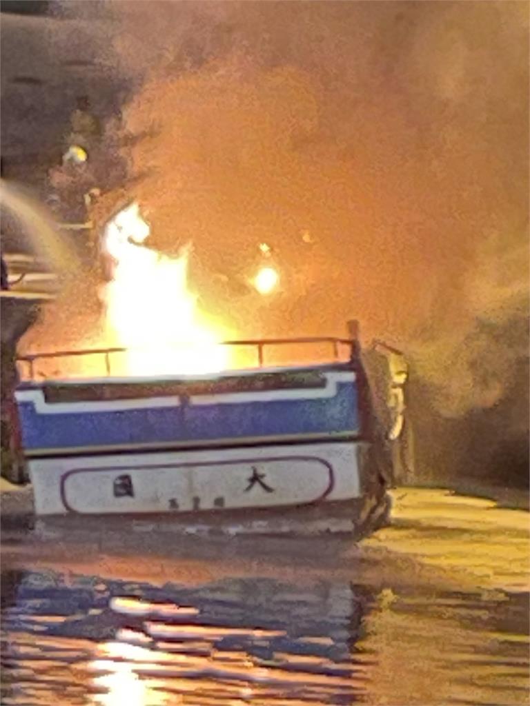 快新聞／小琉球開工日「火燒船」濃煙竄天！警消到場灌救