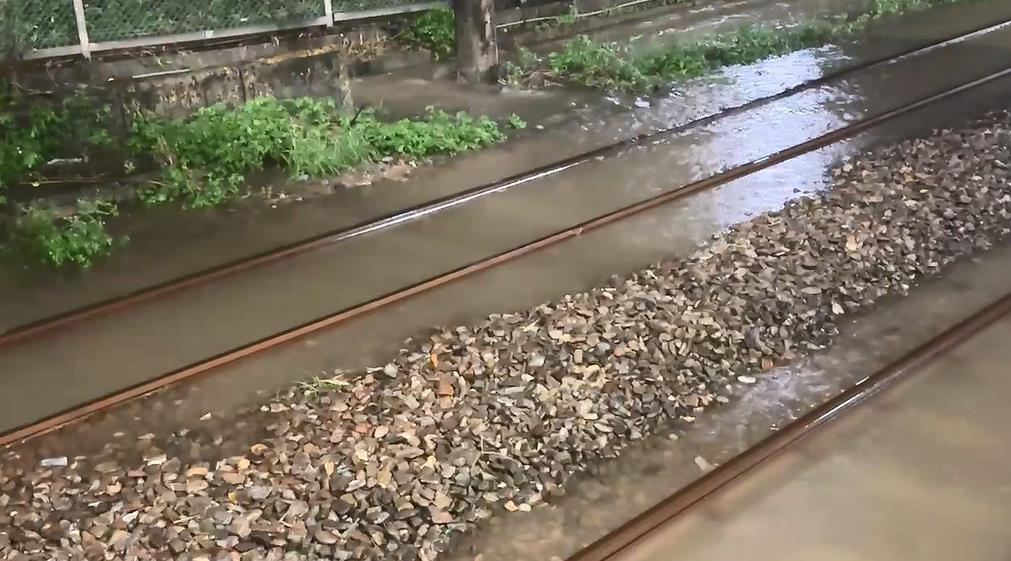 快新聞／雨彈來襲！　基隆暖暖車站淹水畫面曝